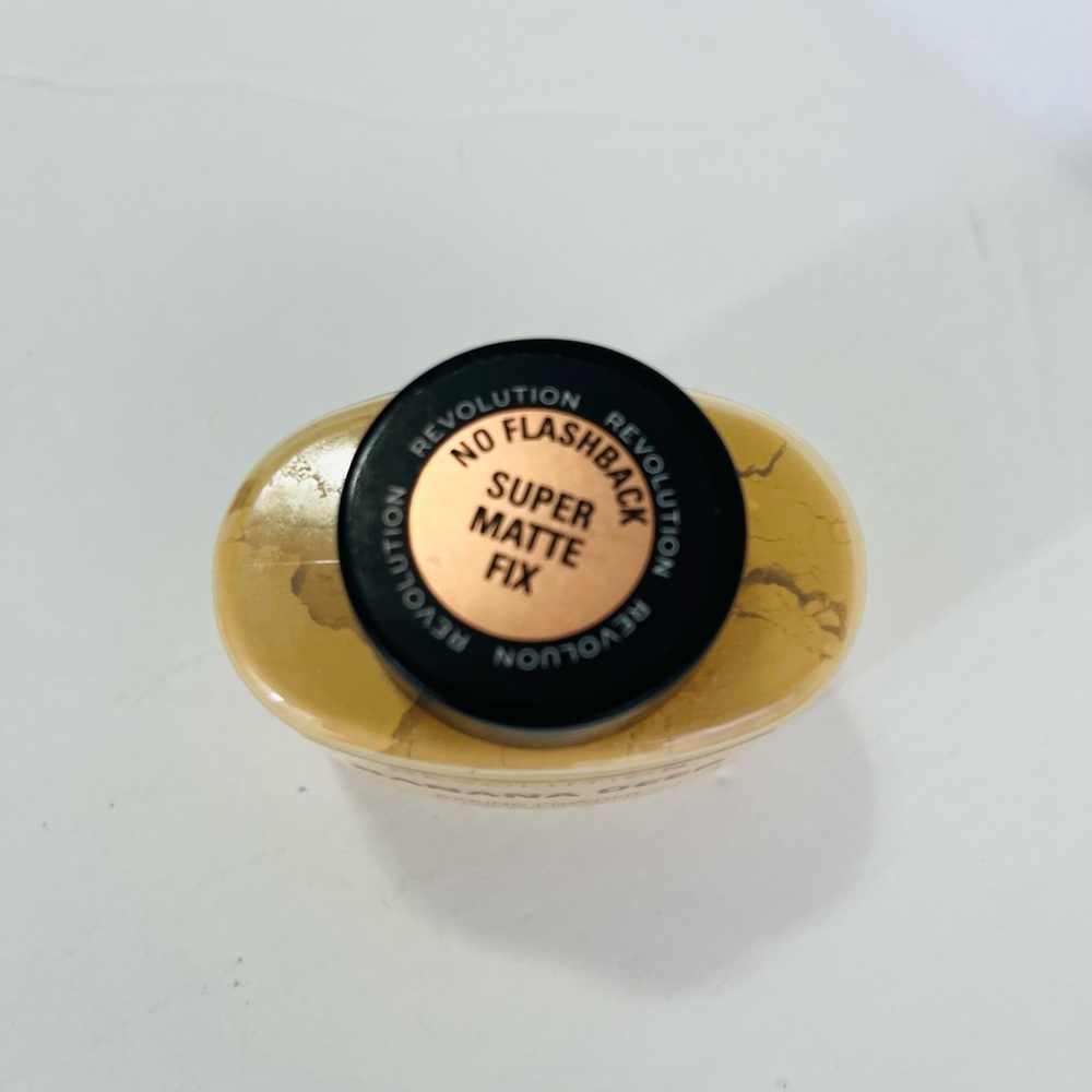 Revolution Banana Deep Setting Powder - Picture 3 of 3